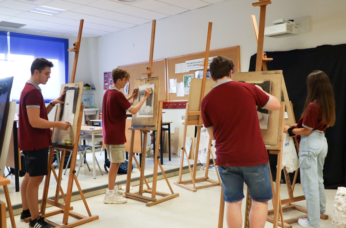 C_Mas_Camarena's tweet photo. El alumnado de 1º Artes Visuales del #ProgramadelDiploma aprende medios y técnicas a través de talleres monográficos, y sobre todo, de experimentación personal.
Desarrollan un tema elegido libremente que se materializará en una exposición de todas sus obras.
@iborganization https://t.co/YtKwLtWGS2