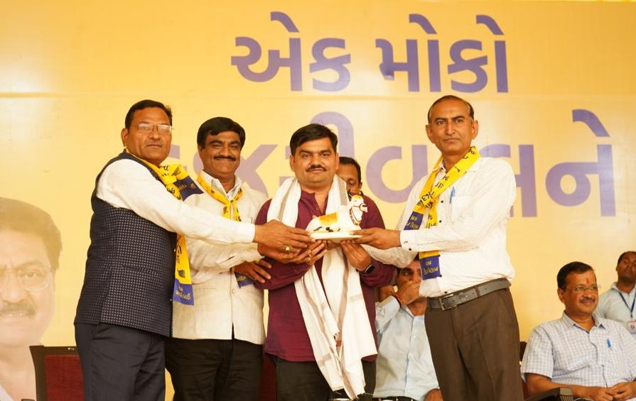 YAJadeja's tweet photo. ગત રોજ દિલ્લીના યશસ્વી મુખ્યમંત્રીશ્રી @ArvindKejriwal, પંજાબના લોકપ્રિય મુખ્યમંત્રીશ્રી @BhagwantMann તથા 'આપ' નેશનલ જોઈન્ટ જનરલ સેક્રેટરી શ્રી @isudan_gadhvi ની ઉપસ્થિતિમાં ડીસા ખાતે 'જન સભા' યોજાઈ જેમાં બનાસકાંઠા નાં યુવાનોને સંબોધન...
#એક_મોકો_કેજરીવાલને https://t.co/76UufR0DW2
