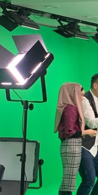 Leoness247's tweet photo. The only Malay amongst 4. Alhamdulillah, always more fun as I always rezeki get clients &amp; co-workers of other races. Apa tidaknya, boleh selamba campur2 3 bahasa masa Live, audience were more interactive ! Boring lah if sama kaum je selalu. Vanakam, Marhaban ! #Live #host #work https://t.co/icFKayrzlb