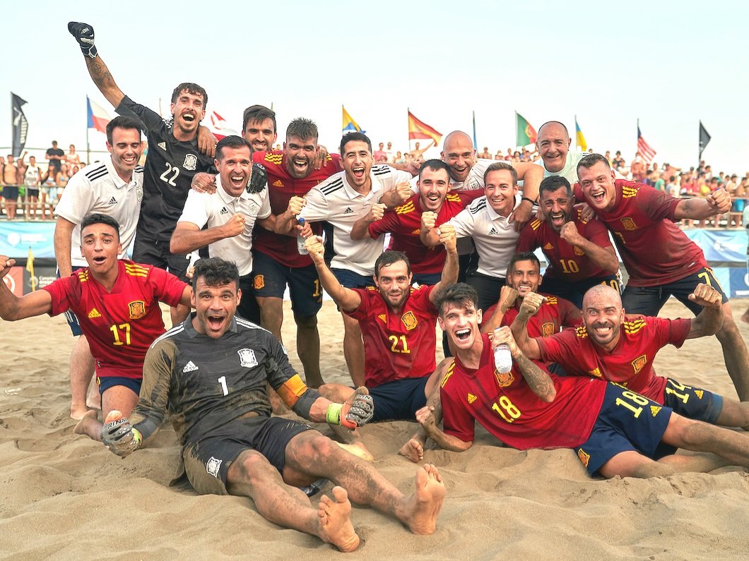 📝 Estos son los 12 futbolistas que buscarán un nuevo título 🏆 para la <a href="/SEFutbol/">Selección Española Masculina de Fútbol</a> 🇪🇸 Playa en #Dubai 🇦🇪

<a href="/joselitosg10/">Jose Sánchez</a>
<a href="/Joseeariaas/">Josee</a>
<a href="/antonio3jmh/">antonio jose mayor</a>
<a href="/BatisSuli10/">Suli Batis</a>
<a href="/adriilopezz7/">adrii🦦</a>
<a href="/pedroogarciia30/">Pedro Garcia</a>
<a href="/fdona1/">Dona</a>
<a href="/domiacosta2/">Domingo</a>
<a href="/ChikyArdil/">Chiky Ardil | Hybrid Athlete</a>
<a href="/Javiercamaxo/">Javier Camacho 13♡</a>
<a href="/Cassanobeas/">Fran Cassano</a>

#IntercontinentalCup2022 ⚽️🏖