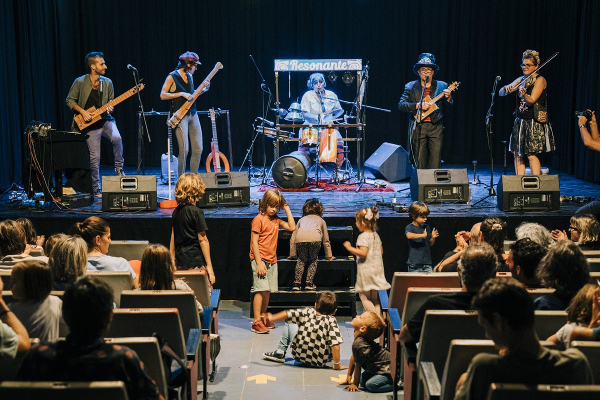 LaCasaCalba's tweet photo. ♻️Primer cap de setmana del #RRRRFestival al #TeatreRavalGandia. Teníem ganes d'obrir les portes i omplir el teatre de música, veus i art imaginat reciclat.

Gràcies a qui ens heu acompanyat. A la resta, ens veiem dissabte 22, que tenim més cosetes!! https://t.co/rpYev9YEOm
