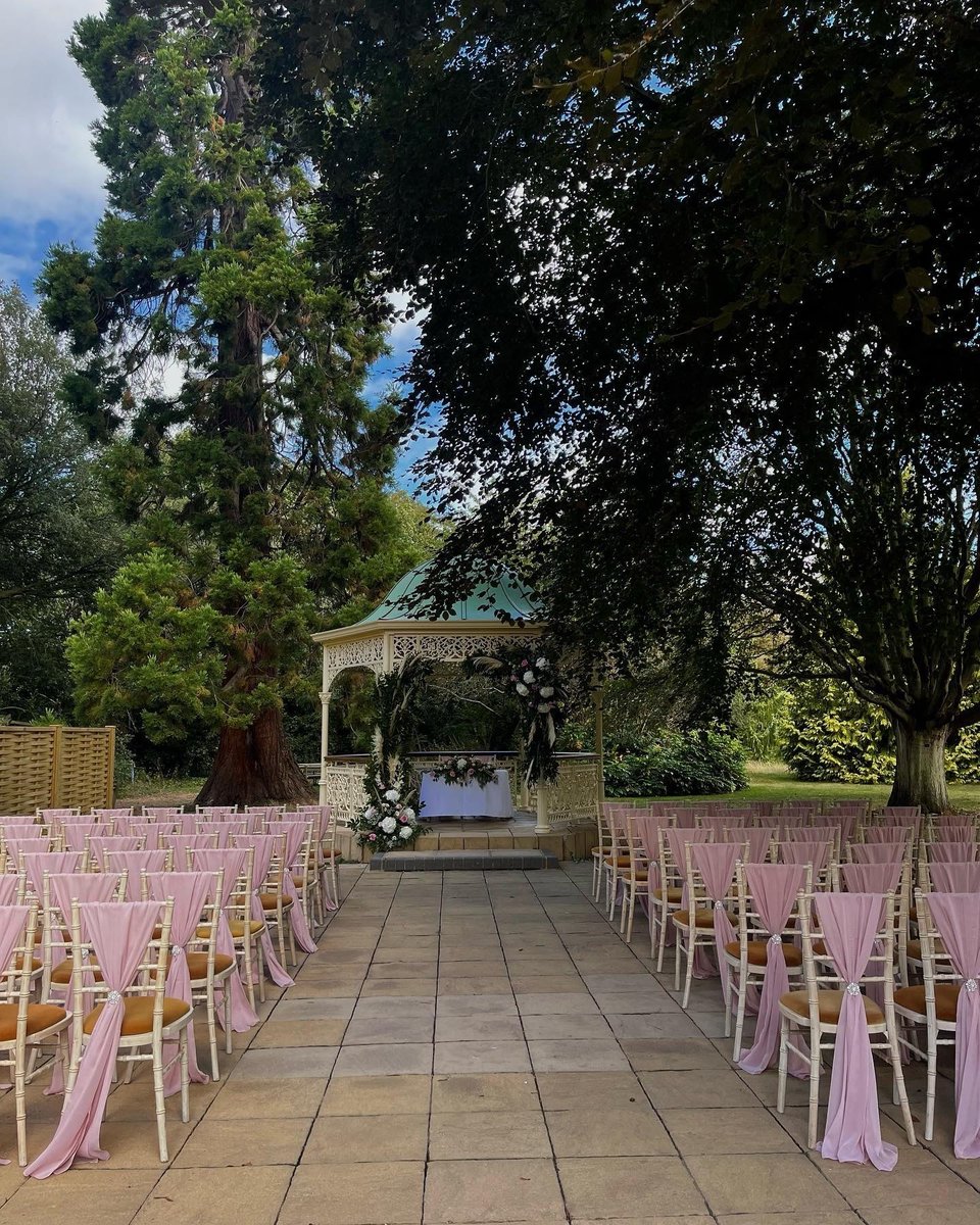 A million times YES 🙌🏻 This aisle is giving us all the magical wedding feels 🌿🌸💜 at Weddings at Quex Park 🏨 

✨ For more details about this wedding venue, check them out on Married In Kent, link below 👇 
🔗 marriedinkent.co.uk/wedding_venues…

#kentwedding #kentweddings #weddingvenue
