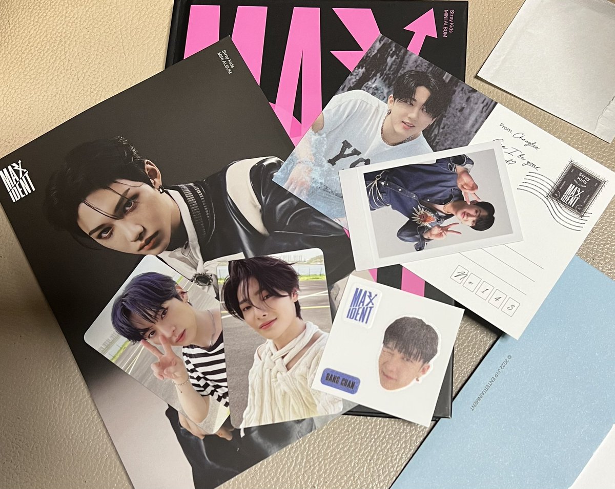 staymadara's tweet photo. Yahoo ショッピングのShopで買った追いMAXDENT😊店舗特典の生写真はMAXDENTではなかったけど😅山盛り生写真入ってました👍
#StrayKids #MAXDENT #CASE143 #StrayKidsComeback #YouMakeStrayKidsStay https://t.co/LgonF2eCMS