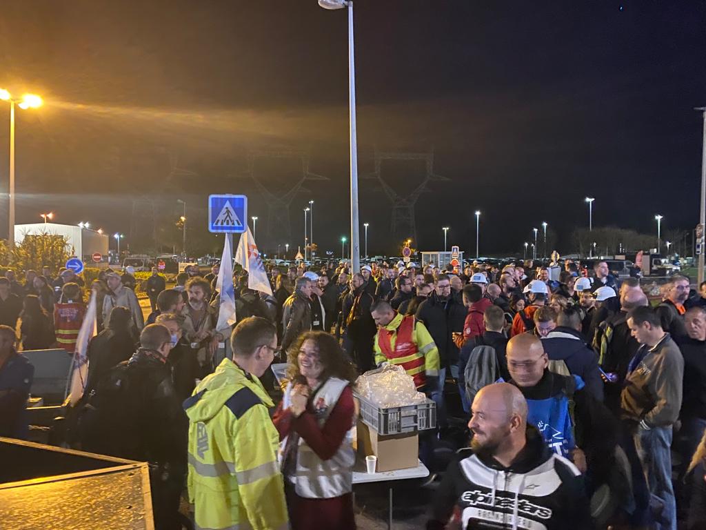 RevPermanente's tweet photo. Piquet de grève de la plus grande centrale nucléaire de France, celle de Gravelines. Beaucoup de monde : non seulement des agents EDF mais aussi des sous-traitants comme Fiducial, Orano et SPIE 
#Greve18Octobre https://t.co/VCJUHzTYja