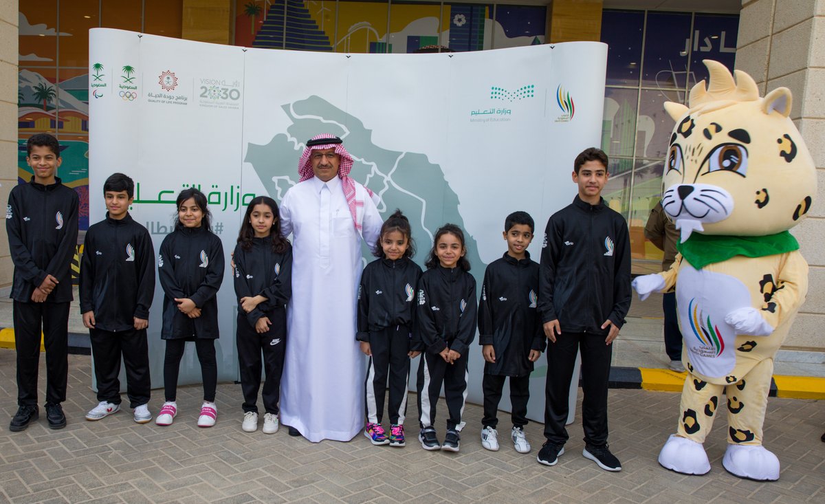 معالي وزير التعليم الأستاذ يوسف بن عبدالله البنيان يتسلم شعلة #دورة_الألعاب_السعودية من بطل التايكوندو عبدالعزيز الفرائضي خلال الزيارة الخاصة للشعلة في وزارة التعليم 📚🇸🇦

#بيننا_أبطال  | <a href="/moe_gov_sa/">وزارة التعليم</a>