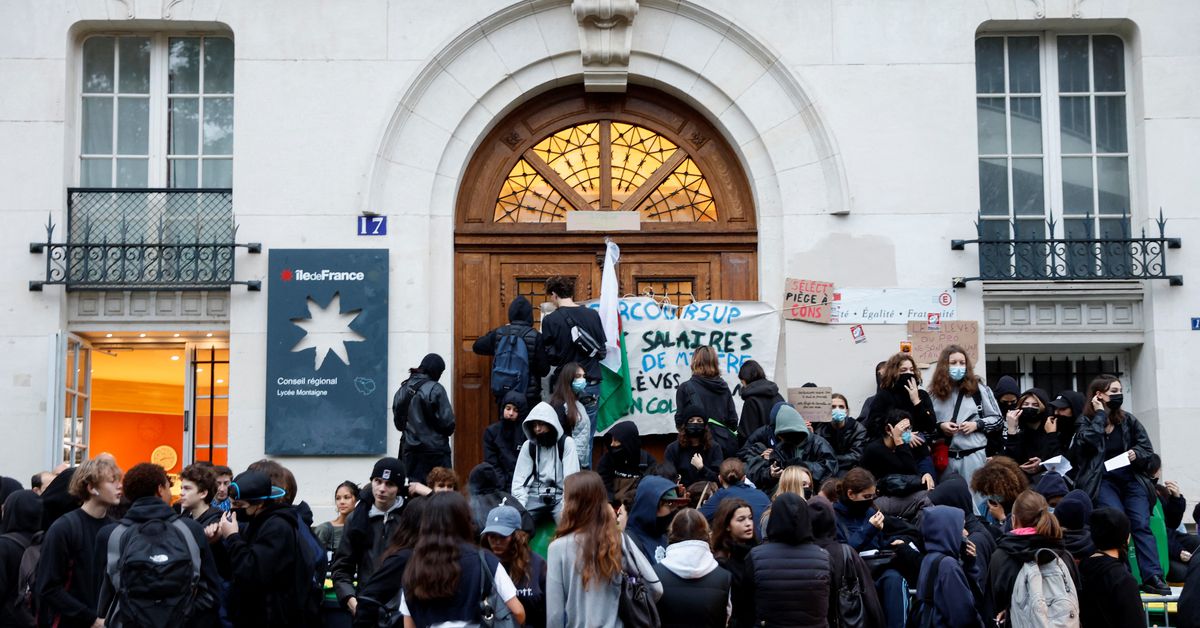 Reuters's tweet photo. France begins nationwide strike amid soaring inflation https://t.co/sbSHVU7jGx https://t.co/P7HUx7L0z3