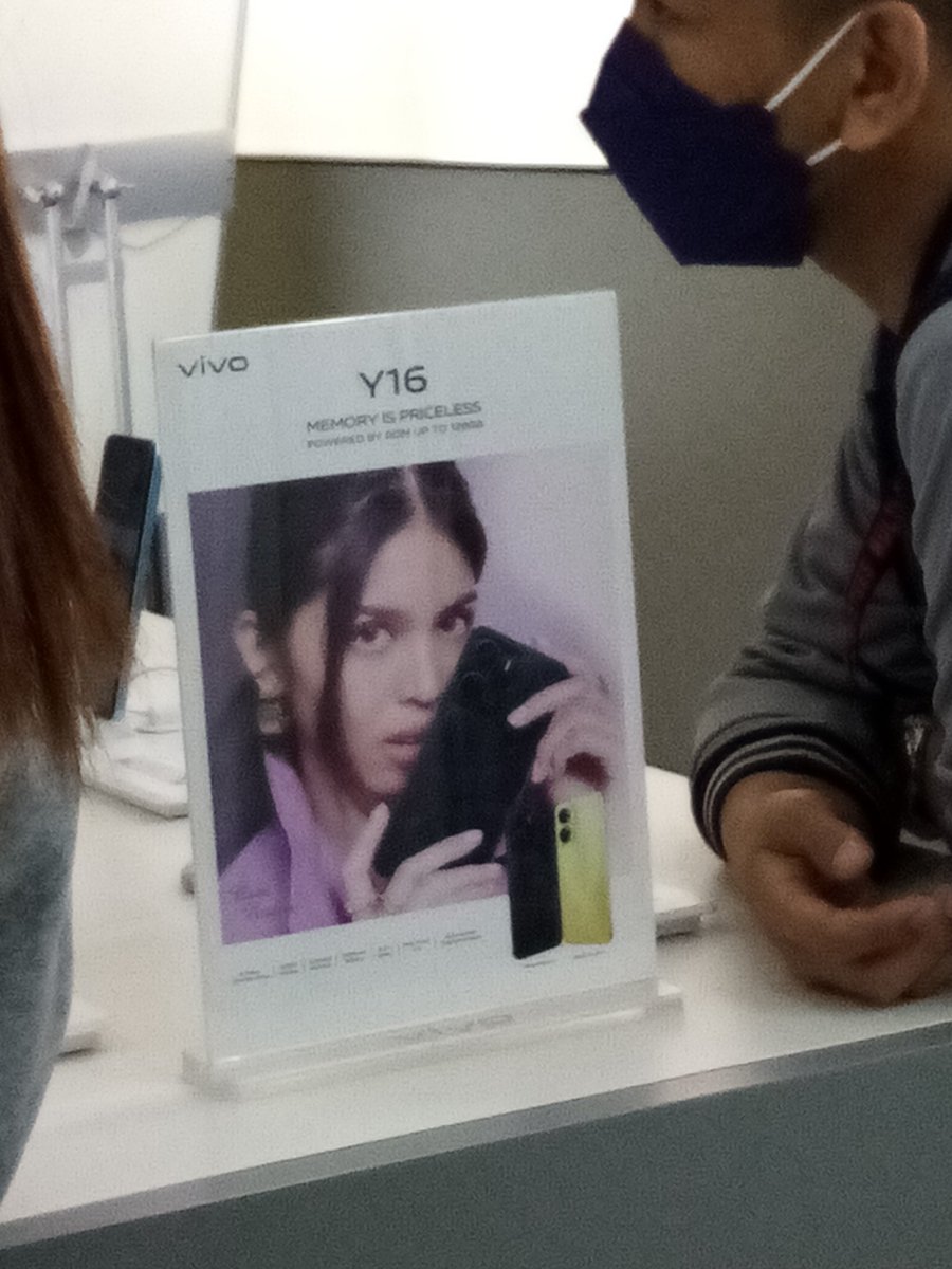 imjuliusdlcst22's tweet photo. Yung bibili ka lng ng Earphones tas may nakita kang Maganda 😂😂. Hi  there Vivo Cutiee 💙💙

AlwaysWith MAINE MENDOZA
#MaineForVivo
#MaineMendoza @mainedcm https://t.co/fDo6tDUE5r