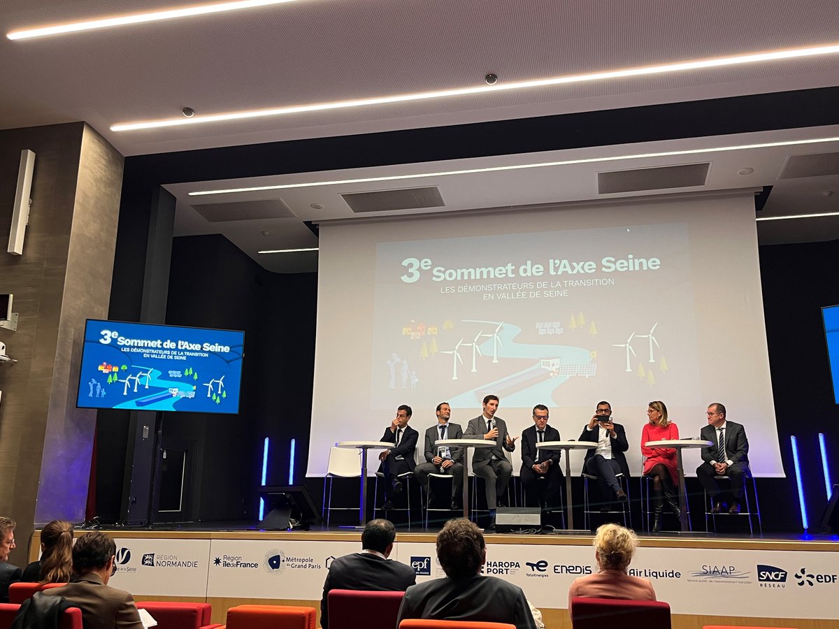 vdseine's tweet photo. Max Yvetot, pour la coopération des agences d'urbanisme, introduit la table-ronde consacrée aux projets #CPIER, #ferroviaires #portuaires et #fluviaux en vallée de la #Seine
@haropaport @RegionNormandie @GroupeSNCF @vnf_officiel parlent investissements et transitions
#AxeSeine22 https://t.co/i203Ld6Fc1