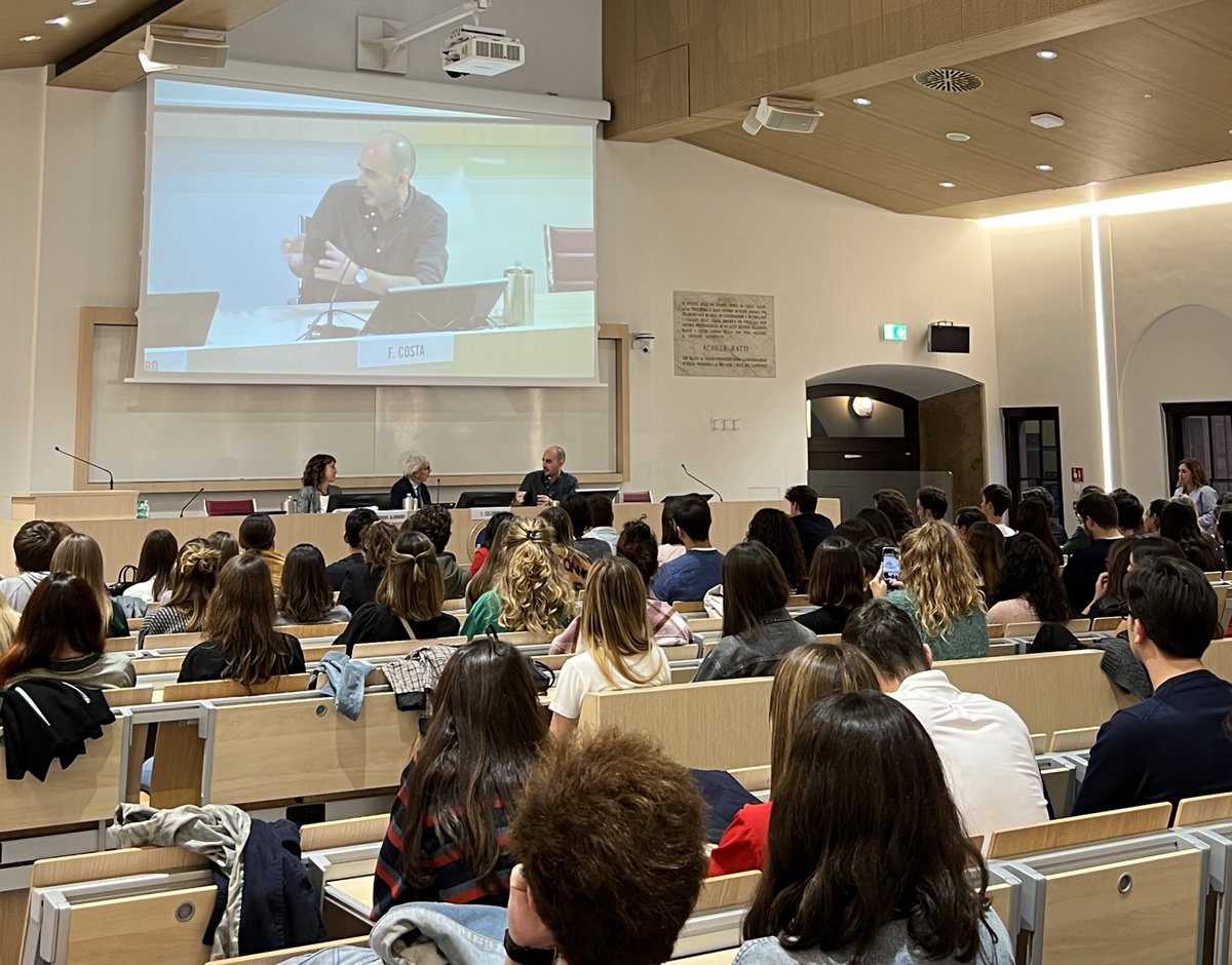 annina_simonati's tweet photo. Il giornalista @francescocosta, vicedirettore del @ilpost , incontra in @Unicatt studenti e Alumni. https://t.co/rA8BRee2b0