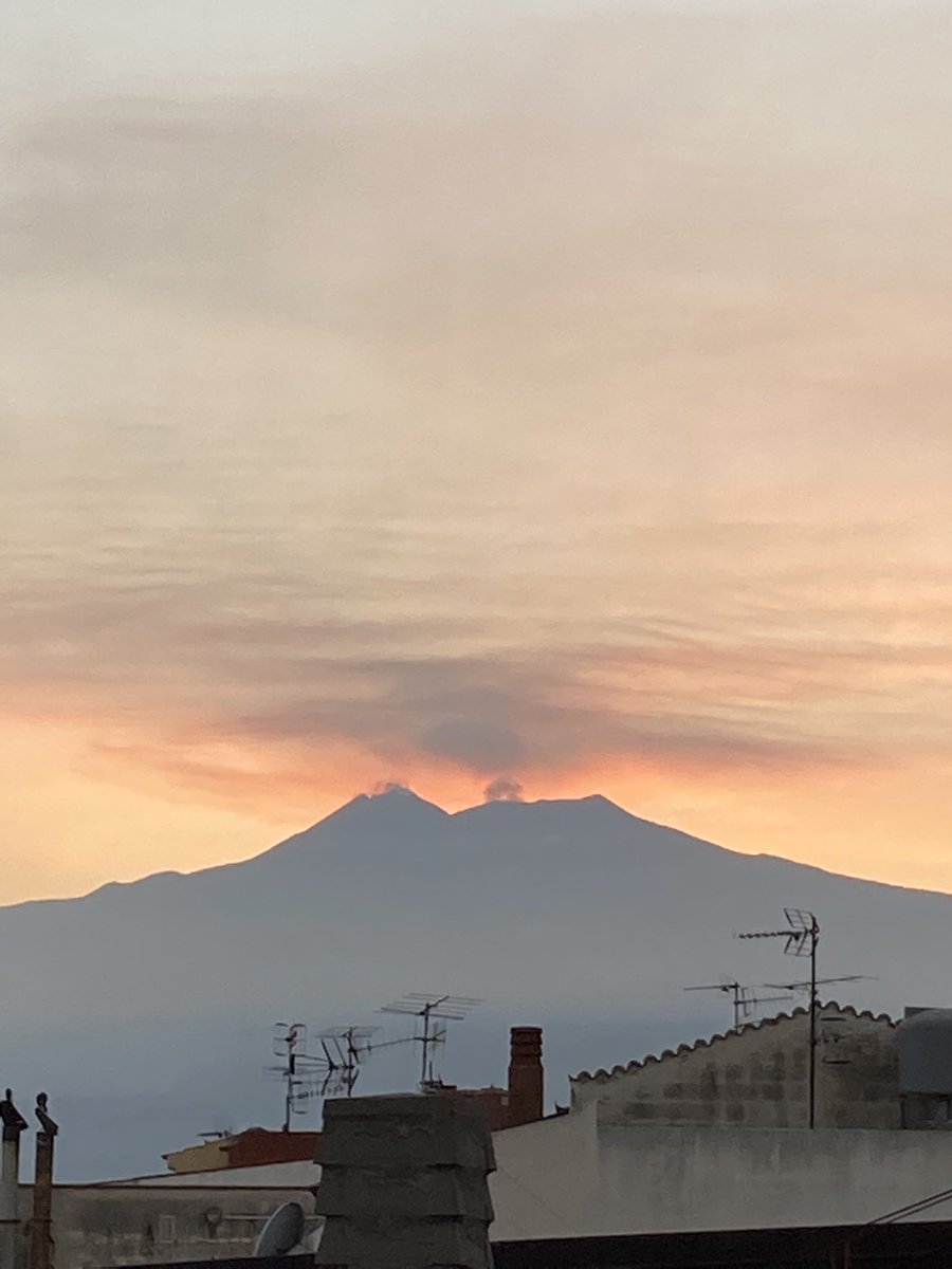 Beautiful volcanic sunset last night seen from our roof terrace … Brava Etna 🌋🌞
whitealmond-privatesicily.blogspot.com

#travel #food #lifestyle #blogger #sicily #sicilia