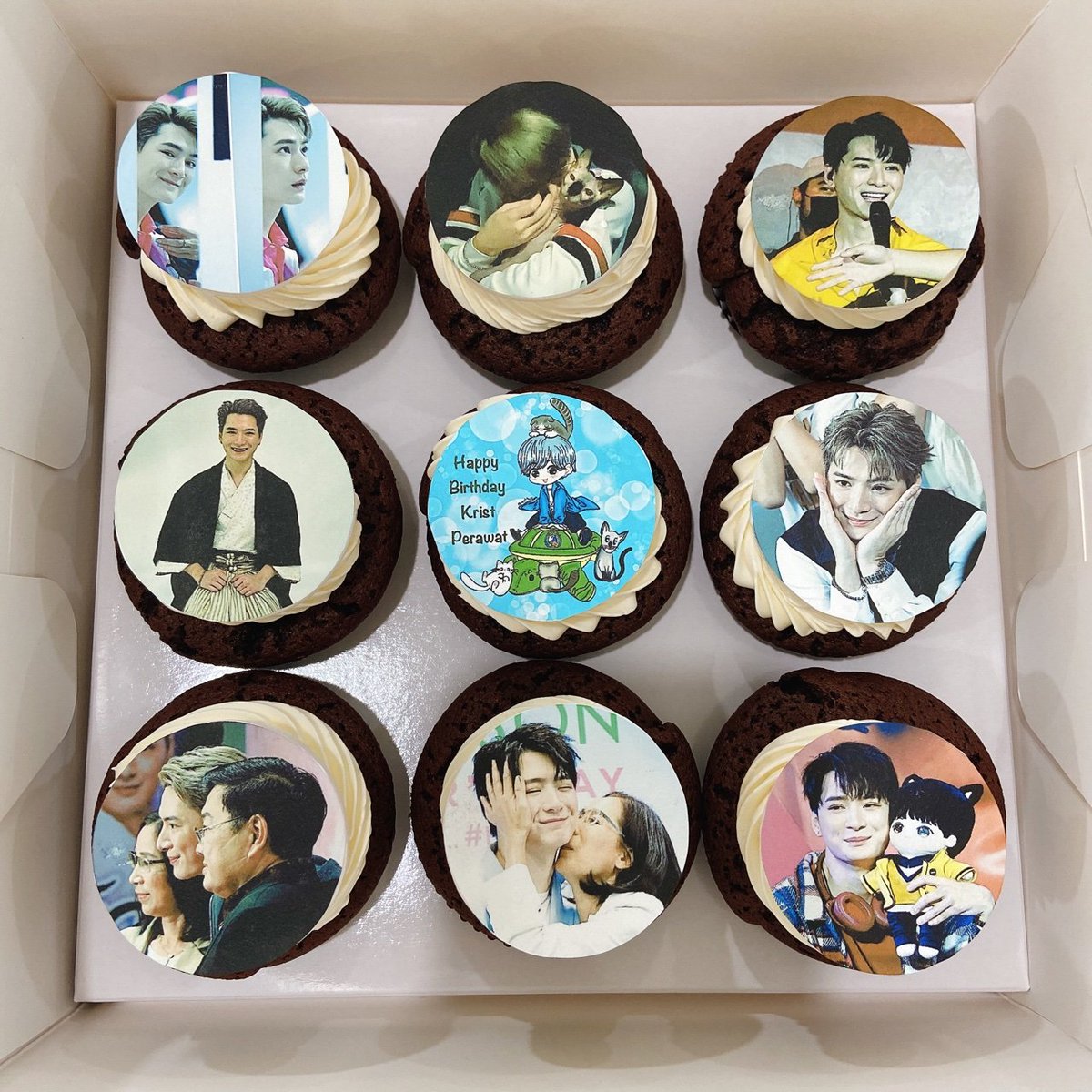 Global_YSP's tweet photo. BD gifts for #KristPerawat

-Tissot watch
-a heart money flower 
-18 cupcakes with precious moments

Thanks to every donor &amp; to @Nuvadee4 for the help, @ppxst__ for the cupcakes, @ideakibkib for the money flower &amp; @krist_est 

#HappyKristPDay
#ยูยู่ของคุณพี
#CherishwithKrist2022 https://t.co/mTyZf6GzSh