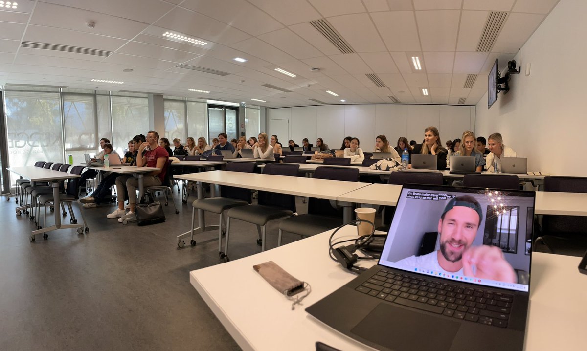 pleimb's tweet photo. Merci @BrunoMaltor de partager ta passion et ton métier avec les étudiants de @KedgeBS #contentcreation #socialmedia https://t.co/L3yowl7oeE