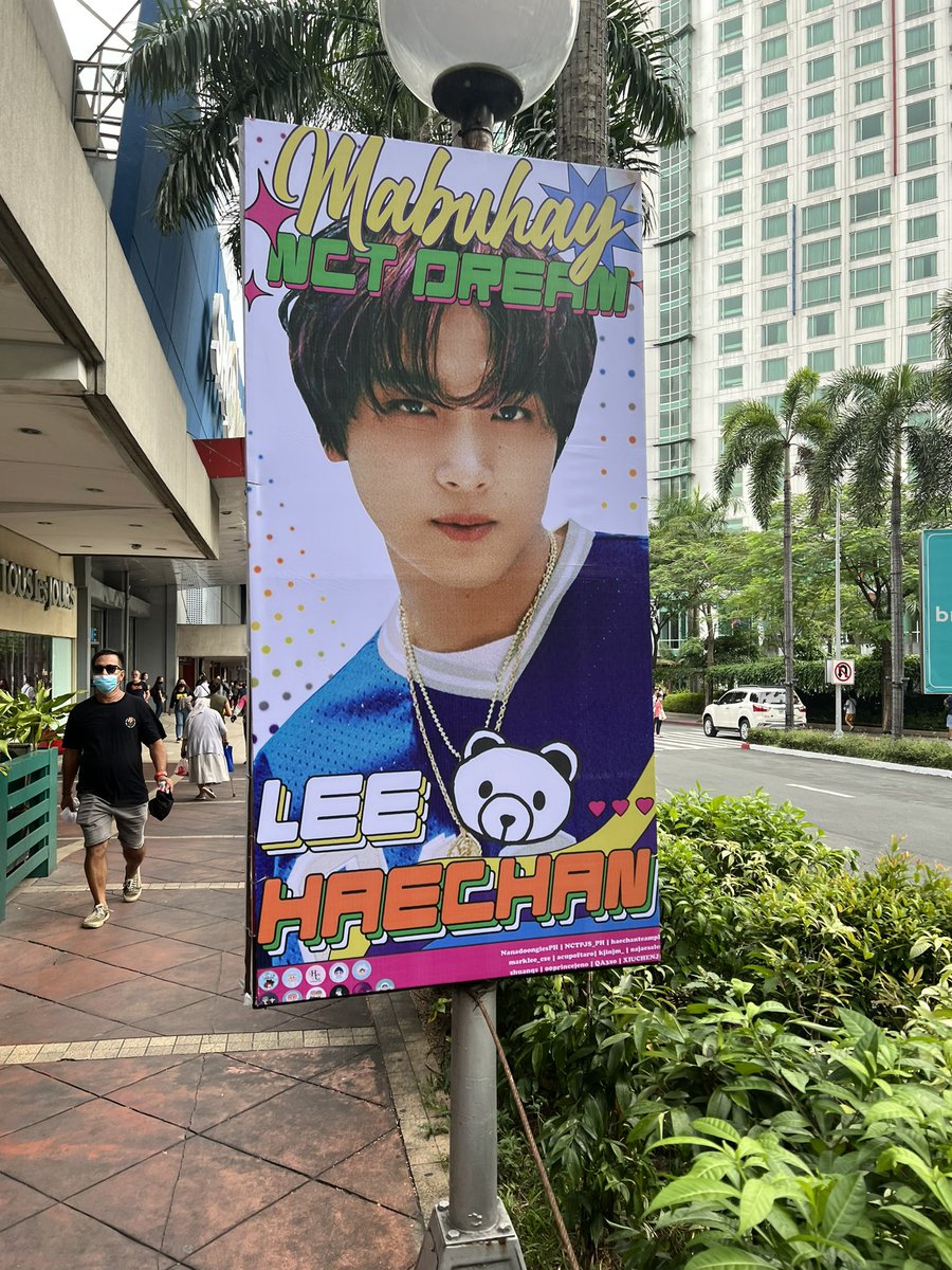 Y00NKIFLWR's tweet photo. the lamp post banners are so pretty 🥹🫶🏻 i’m so excited !!! 

#PoppingWithDREAM #7DreamSugarPopstreet #IPOPUMNL22 https://t.co/rrqwgoZlyB