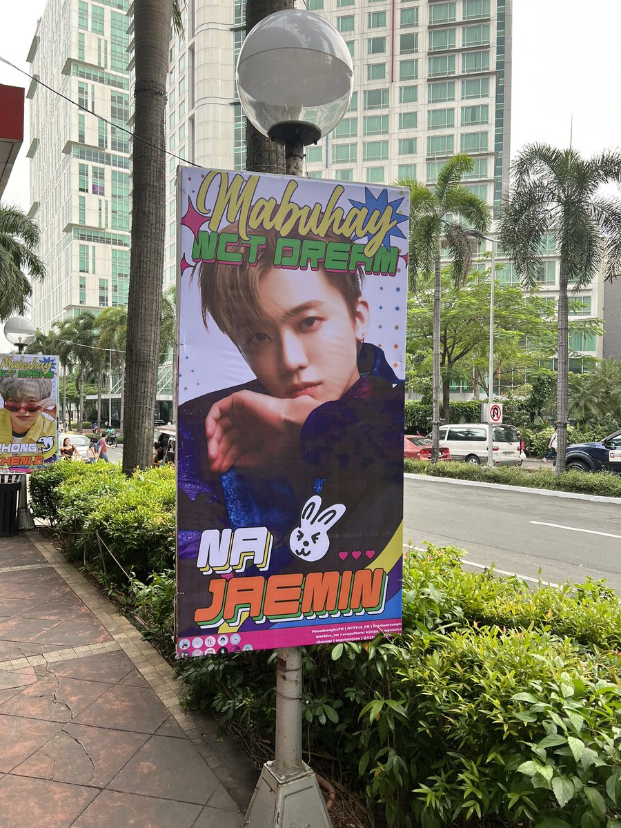 Y00NKIFLWR's tweet photo. the lamp post banners are so pretty 🥹🫶🏻 i’m so excited !!! 

#PoppingWithDREAM #7DreamSugarPopstreet #IPOPUMNL22 https://t.co/rrqwgoZlyB
