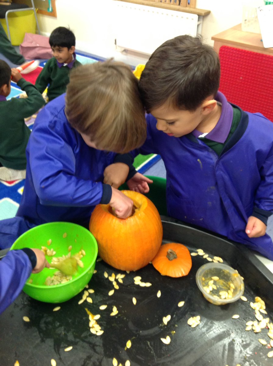 YH_EarlyYears's tweet photo. #YorkHouseReception have been investigating what is inside a pumpkin. They were amazed to see so many seeds and enjoyed scooping them out to make pumpkin soup and pumpkin pie! #TheYorkHouseWay https://t.co/GDwsWr6HPF