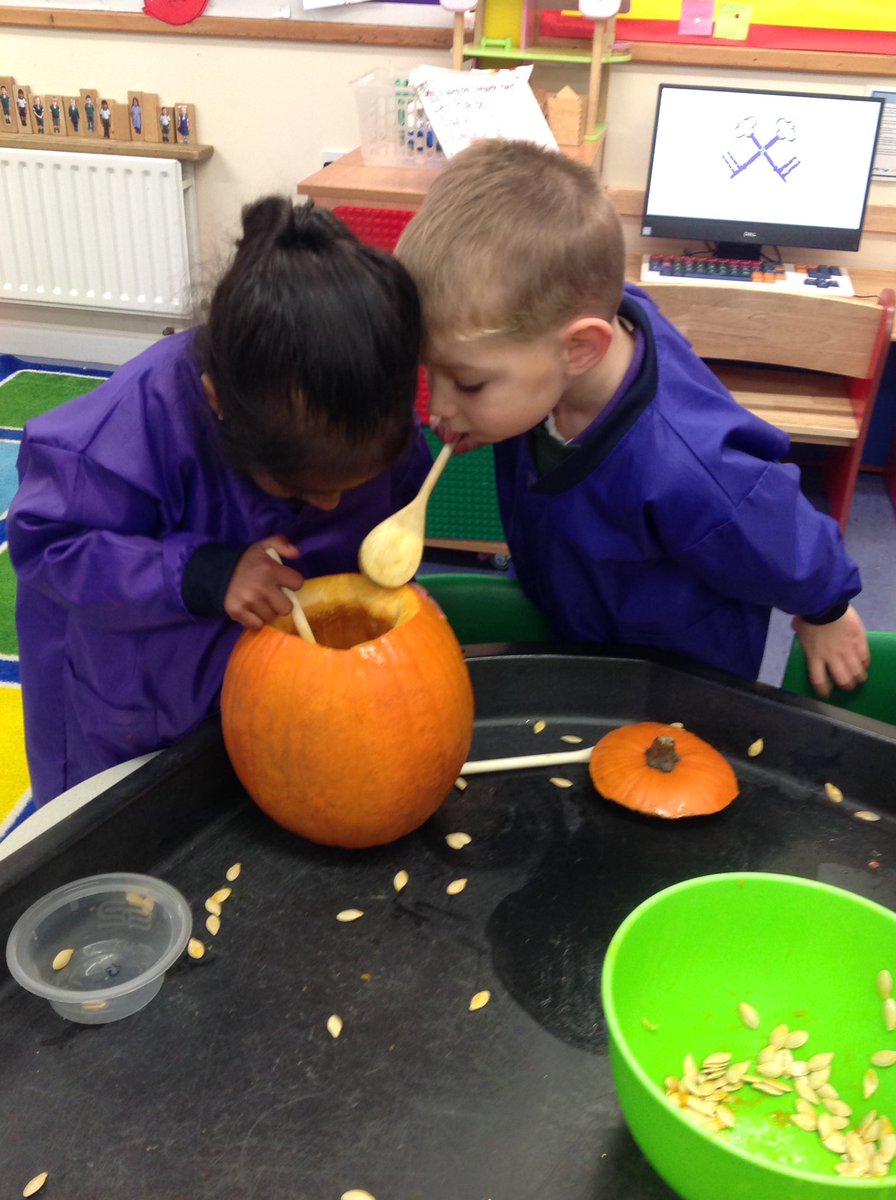 #YorkHouseReception have been investigating what is inside a pumpkin. They were amazed to see so many seeds and enjoyed scooping them out to make pumpkin soup and pumpkin pie! #TheYorkHouseWay