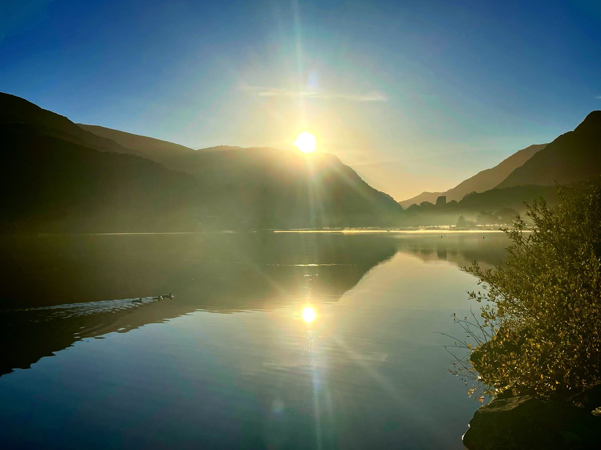 This mornings view over Llyn Padarn ☀️

#LlynPadarn #Snowdonia #Snowdon #NorthWales #WonderfulWales #Autumn #Sunrise #Wales