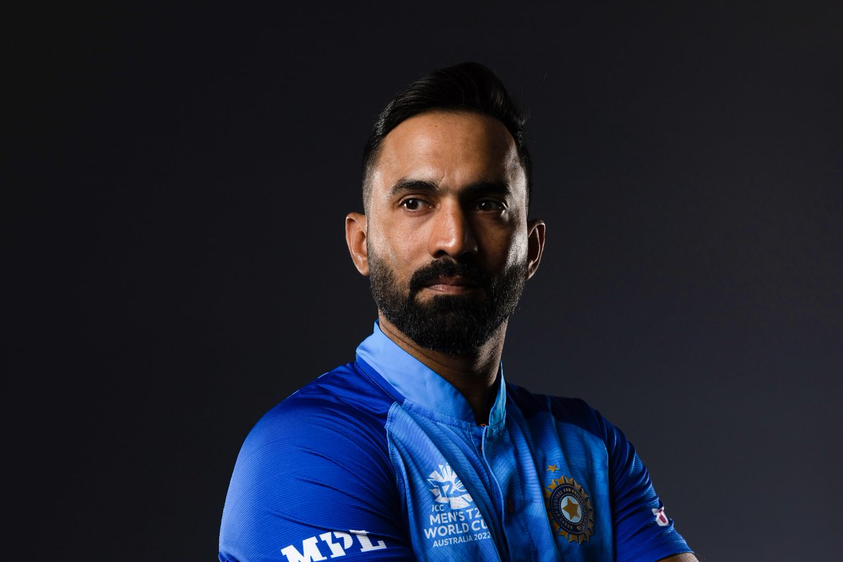 DineshKarthik's tweet photo. Pic 1: Fans on a normal day
Pic 2: When the World Cup is about to begin ♥️ https://t.co/MRg8Odd4vi