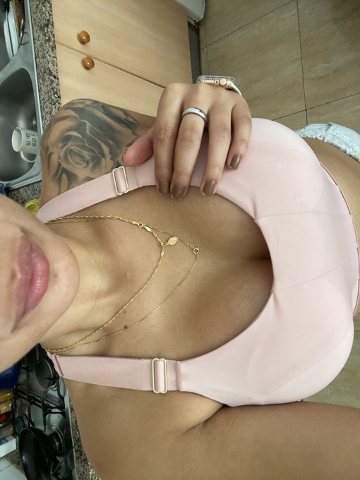 Nia G 🦋 - 1 pic. Nos vemos a las 11:30 en @amateur_tv 🤍 #martesdetetas https://t.co/5jIMpQ2OFU