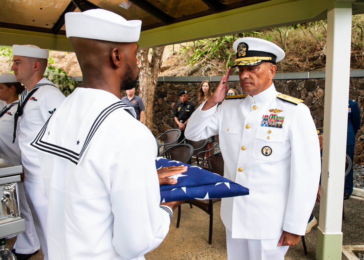 dodpaa's tweet photo. #WelcomeHomeWednesday
John & Dolores Basden, place flowers on the casket of his great-uncle, U.S. #Navy #FireControlman 1st Class Hubert P. Clement, during an interment ceremony held at the National Memorial Cemetery of the Pacific, in Hi, Oct. 12, 2022. https://t.co/psuwnGDSmf