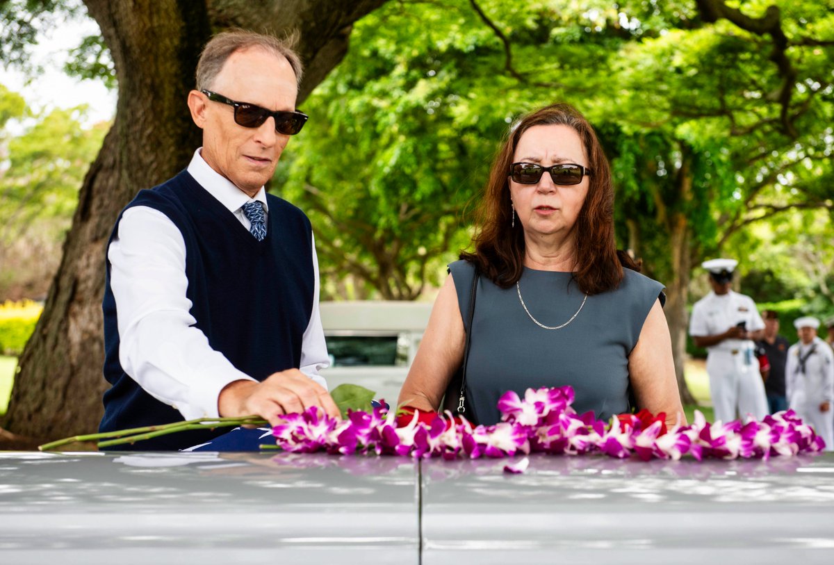dodpaa's tweet photo. #WelcomeHomeWednesday
John & Dolores Basden, place flowers on the casket of his great-uncle, U.S. #Navy #FireControlman 1st Class Hubert P. Clement, during an interment ceremony held at the National Memorial Cemetery of the Pacific, in Hi, Oct. 12, 2022. https://t.co/psuwnGDSmf
