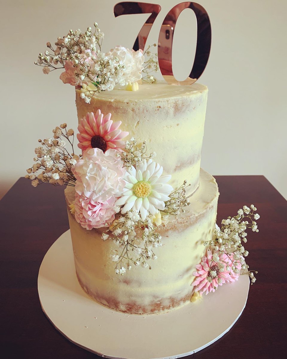 Clintons_Cakes's tweet photo. Flowers are blooming @clintons_cakes this week with some handmade sugar carnations and gerbera’s on a semi naked cake with added natural baby’s breath to celebrate my aunties #cake #cakedecorating #seminakedcake #flowers #adelaide #adelaidefood #cakeoftheday #cakesofadelaide https://t.co/yH7DGQKjEm
