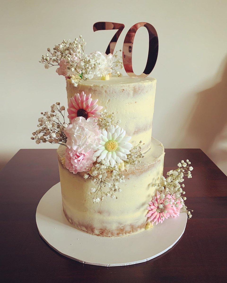 Clintons_Cakes's tweet photo. Flowers are blooming @clintons_cakes this week with some handmade sugar carnations and gerbera’s on a semi naked cake with added natural baby’s breath to celebrate my aunties #cake #cakedecorating #seminakedcake #flowers #adelaide #adelaidefood #cakeoftheday #cakesofadelaide https://t.co/yH7DGQKjEm