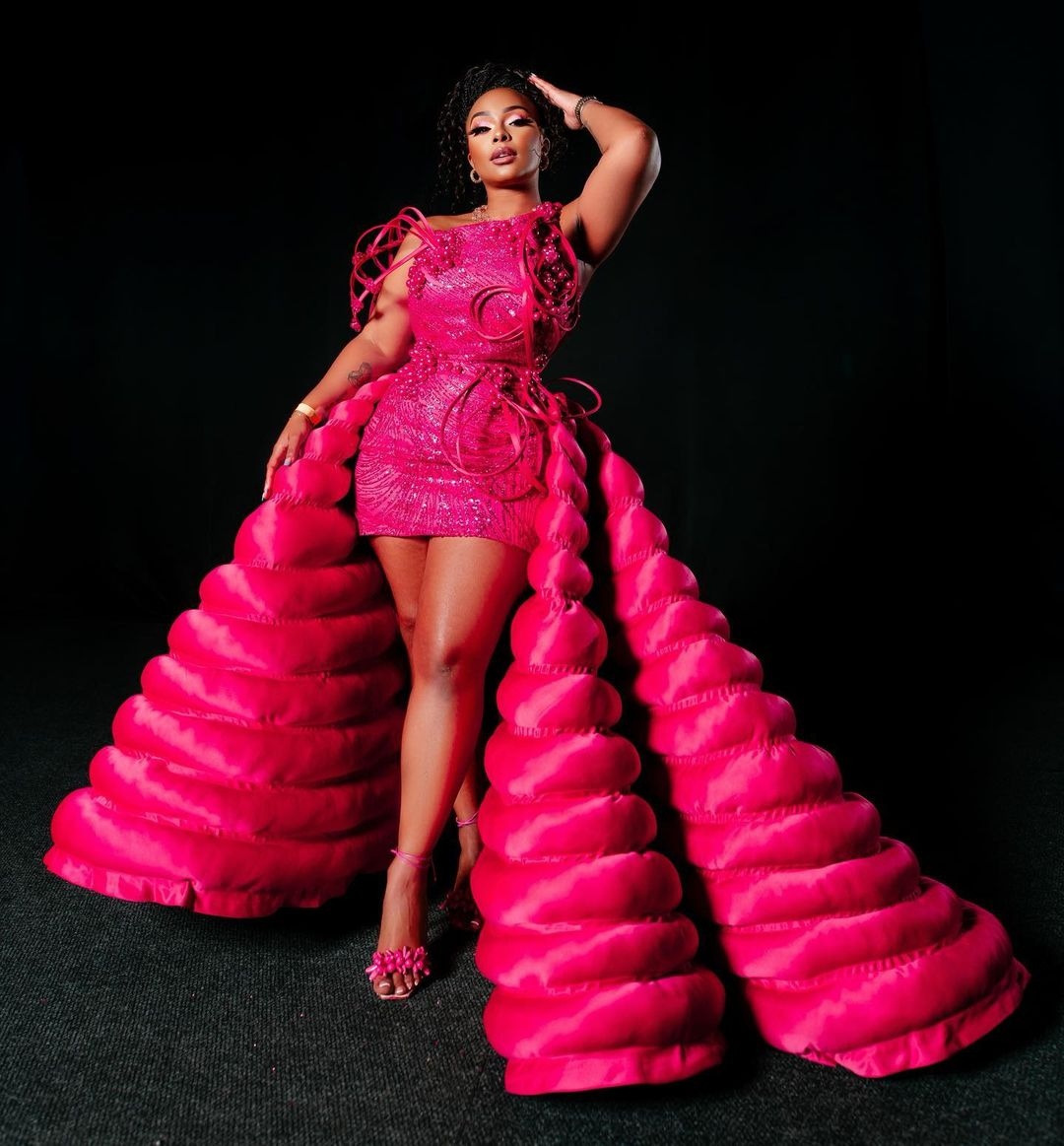 defjamafrica's tweet photo. Phenomenal Queen @Boity at the  #BasadiinMusicAwards 👑 in her HOT PINK Transformer dress by @Otiz_seflo
📸:  @KagisoPhaswana https://t.co/10VBzcktu7