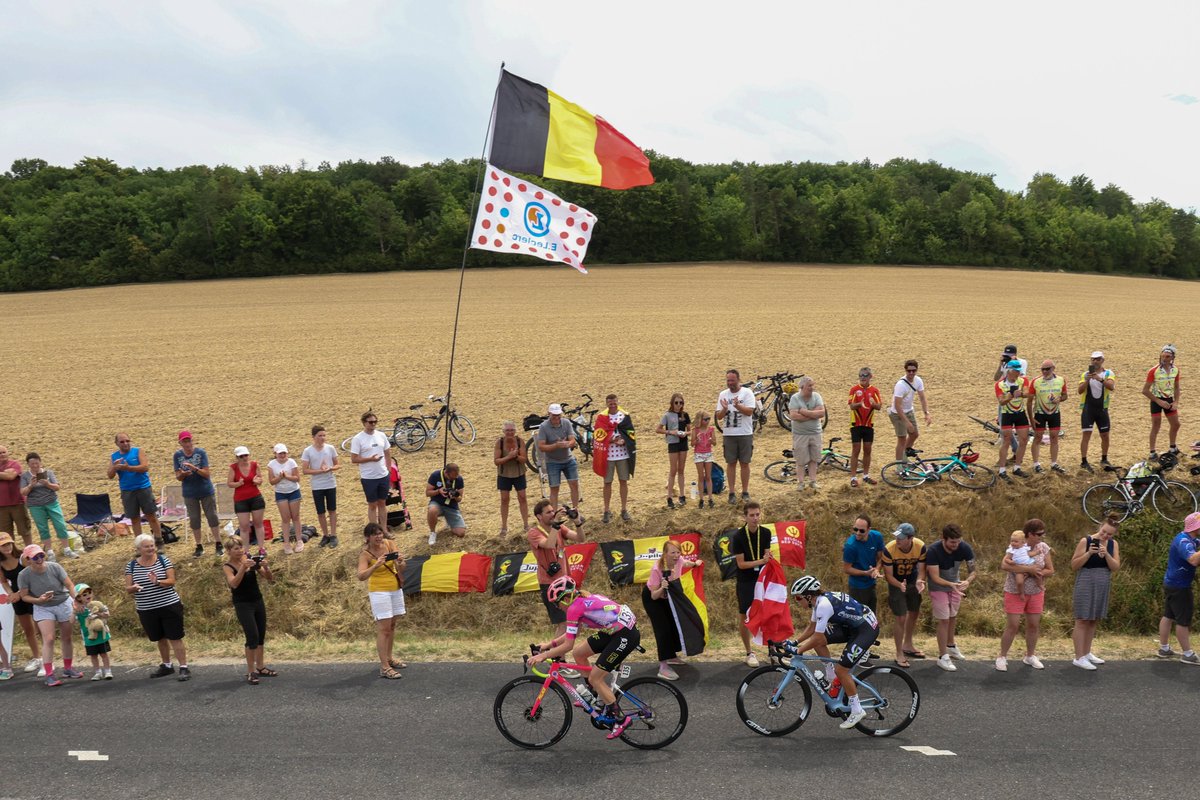 🤩 The crowd cheering for the #TDFF riders, one of our best memories! Looking forward to seeing even bigger crowds in 2023! 🤩 Le public au bord des routes qui encourage les coureuses du #TDFF, un de nos meilleurs souvenirs ! On espère vous voir encore plus nombreux en 2023 !