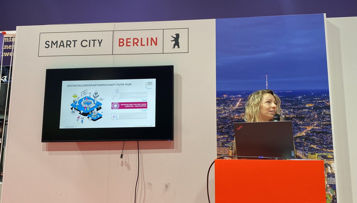 Zusammen mit <a href="/TSBBerlin/">Technologiestiftung</a> @ITDZBerlin <a href="/RegBerlin/">Senatskanzlei Berlin</a> <a href="/BerlinPartner/">Berlin Partner</a> geht es auf dem gemeinsamen Stand #SCCON22 um die #SmartCity #Berlin und wie wir #Innovationen für eine grüne 🌳, produktive 📈 und gerechte 🏘 Stadt nutzen können