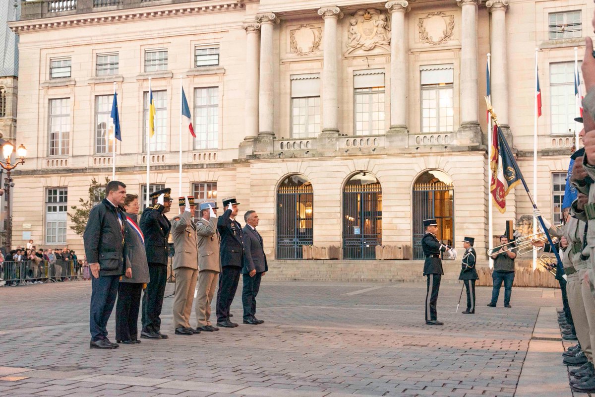 CDC_8eRMAT's tweet photo. Magnifique célébration des 5ans du parrainage du @8eRMAT par la ville de Châlons-en-Champagne, en présence du GDI Guilloton.
Merci au maire @benoistapparu, à @lise_magnier et à M. Sumbo @Prefet51 de nous avoir honorés de leur présence.

@armeedeterre @COM_E2CIA @armeeszne https://t.co/Goo3g1jlwm