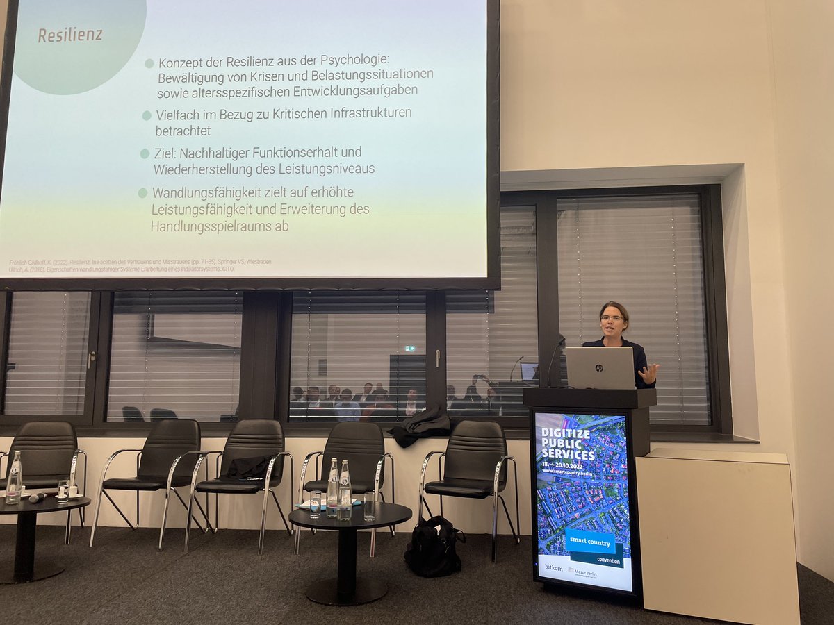 Prof. Dr. Moreen Heine spricht über #Resilienz, davon braucht die deutsche Verwaltung eine ordentliche Portion. #NEGZ #sccon22 <a href="/SmartCountryCon/">Smart Country Convention</a>