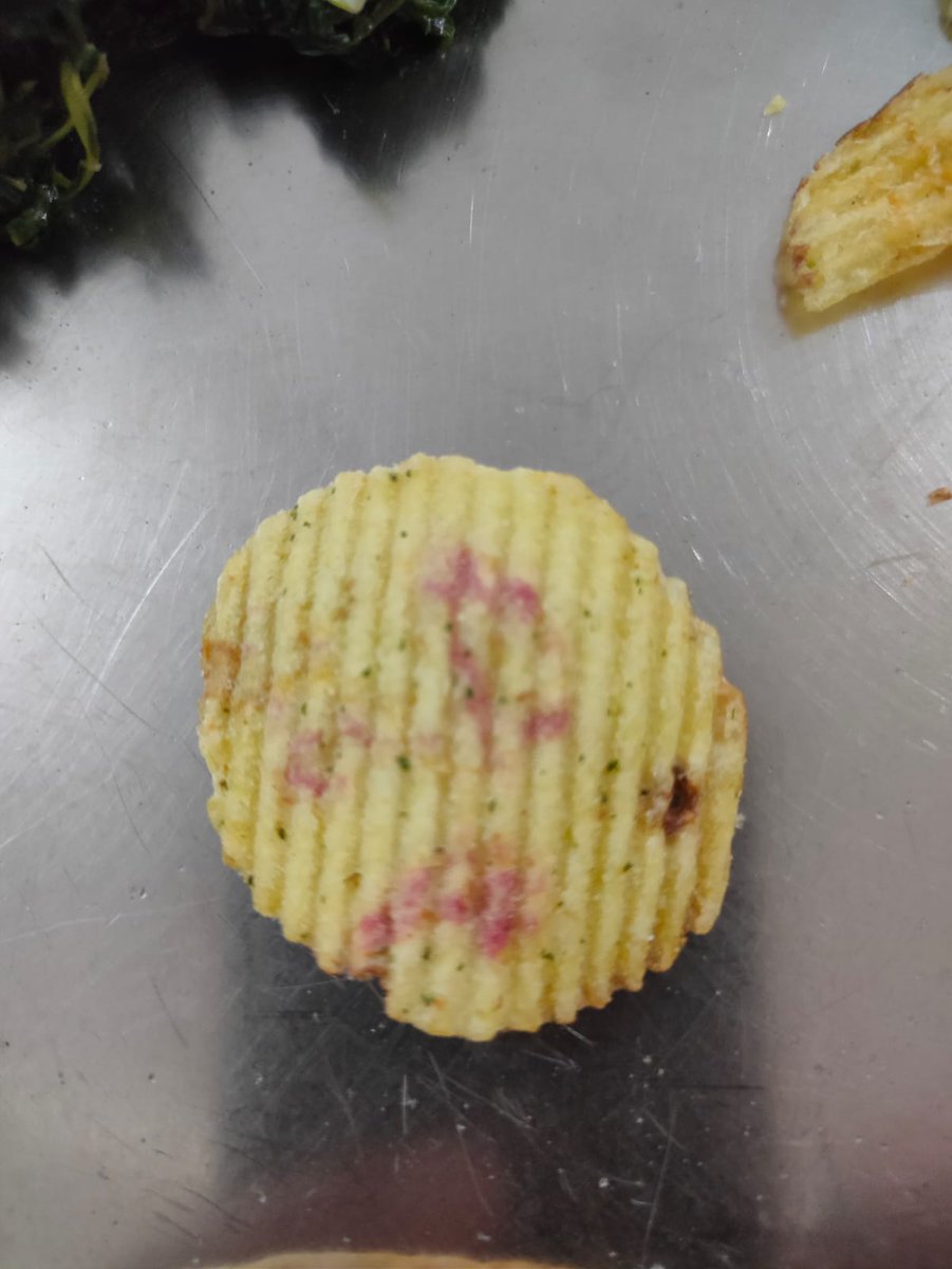 ajinkya_27's tweet photo. @Lays_India @PepsiCoIndia @PepsiCo @LAYS 
Got this weird chip in my green lays!
Is this safe? https://t.co/8tWEeRUXEi