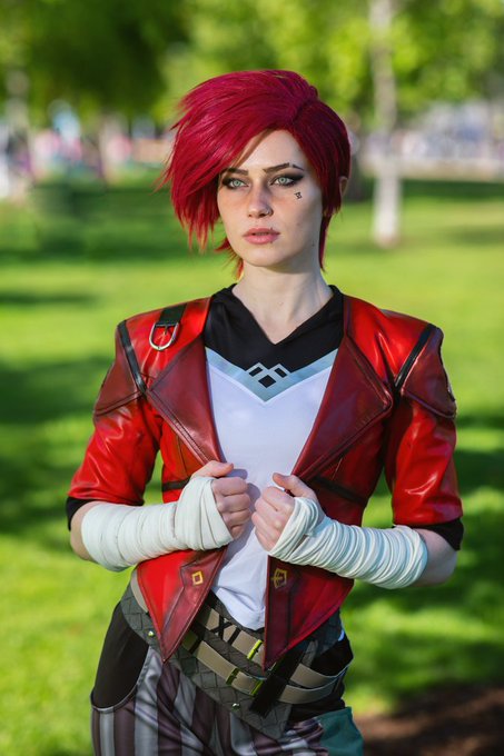 Hey cupcake 🧁 I feel so powerful as Vi 💪What do you think? Full shoot in this with @TabootieCosplay as