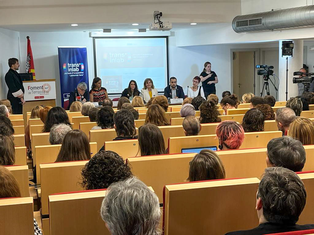 TrsOcupacio's tweet photo. Ja està en marxa la Jornada #transinlab!
Connecta't en directe a l'streaming de la Jornada al canal de YouTube de l'Ajuntament de Terrassa 📺
👉 https://t.co/OR51FBd3Za
#transinlab22 #ocupaciotrans #transright #empleatrans #CelebremLaDiversitat #TerrassaDiversa https://t.co/bDpmyg8asl
