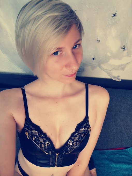 Et on est partie pour un petit live matinal! https://t.co/P6KBkbhHCK https://t.co/51BfWYhSsi<a href="/tag/lingerie"class="tags"><span>#lingerie</span></a><a href="/tag/modeling"class="tags"><span>#modeling</span></a><a href="/tag/merrychristmas"class="tags"><span>#merrychristmas</span></a><a href="/tag/adventca"class="tags"><span>#adventca</span></a>