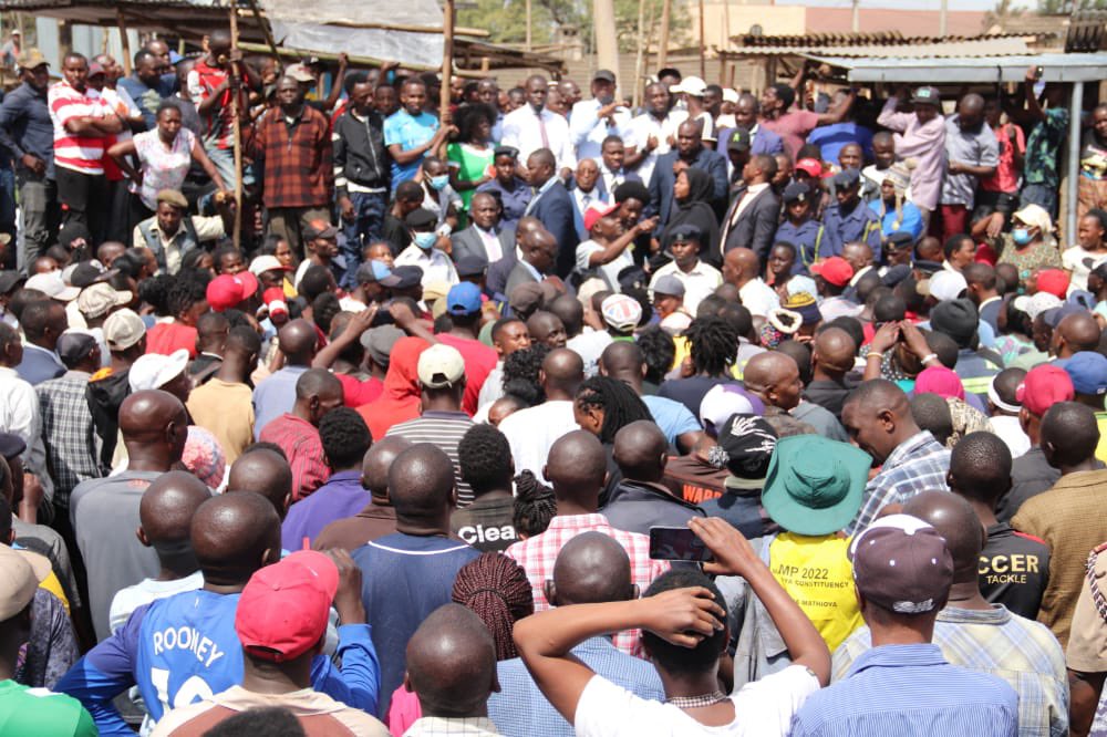 kamukunjivoice's tweet photo. Kamukunji MP Yusuf Hassan together with Nairobi Governor @SakajaJohnson yesterday visited to speak with the traders affected by a devastating fire that destroyed parts of the market on Saturday. https://t.co/mlKZ7K0WhL