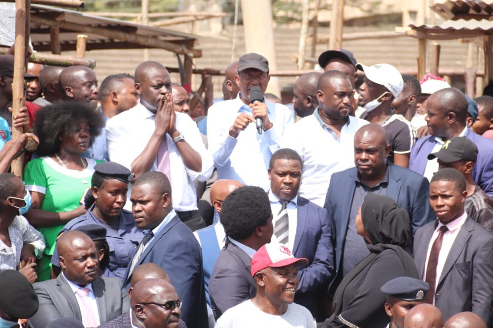 kamukunjivoice's tweet photo. Kamukunji MP Yusuf Hassan together with Nairobi Governor @SakajaJohnson yesterday visited to speak with the traders affected by a devastating fire that destroyed parts of the market on Saturday. https://t.co/mlKZ7K0WhL