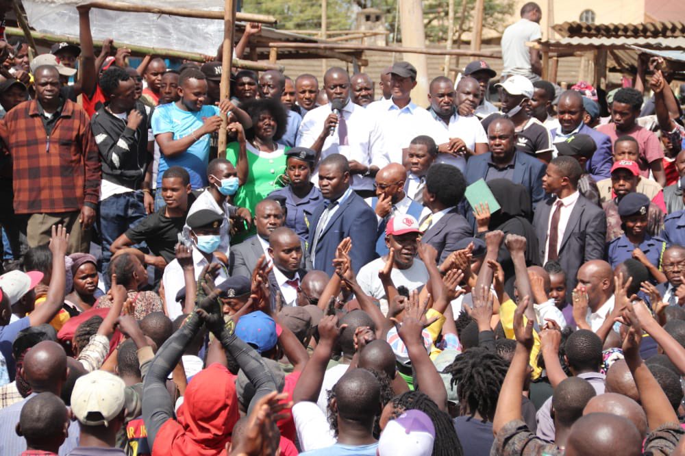 kamukunjivoice's tweet photo. The Governor extended immediate assistance to the fire victims.He pledged to institute measures to solve the problems that have recurred in the market over the years.He proposed to demarcate &amp; fence the market,improving the lighting &amp; security ensuring it remains a county market https://t.co/VWG1ekaagE