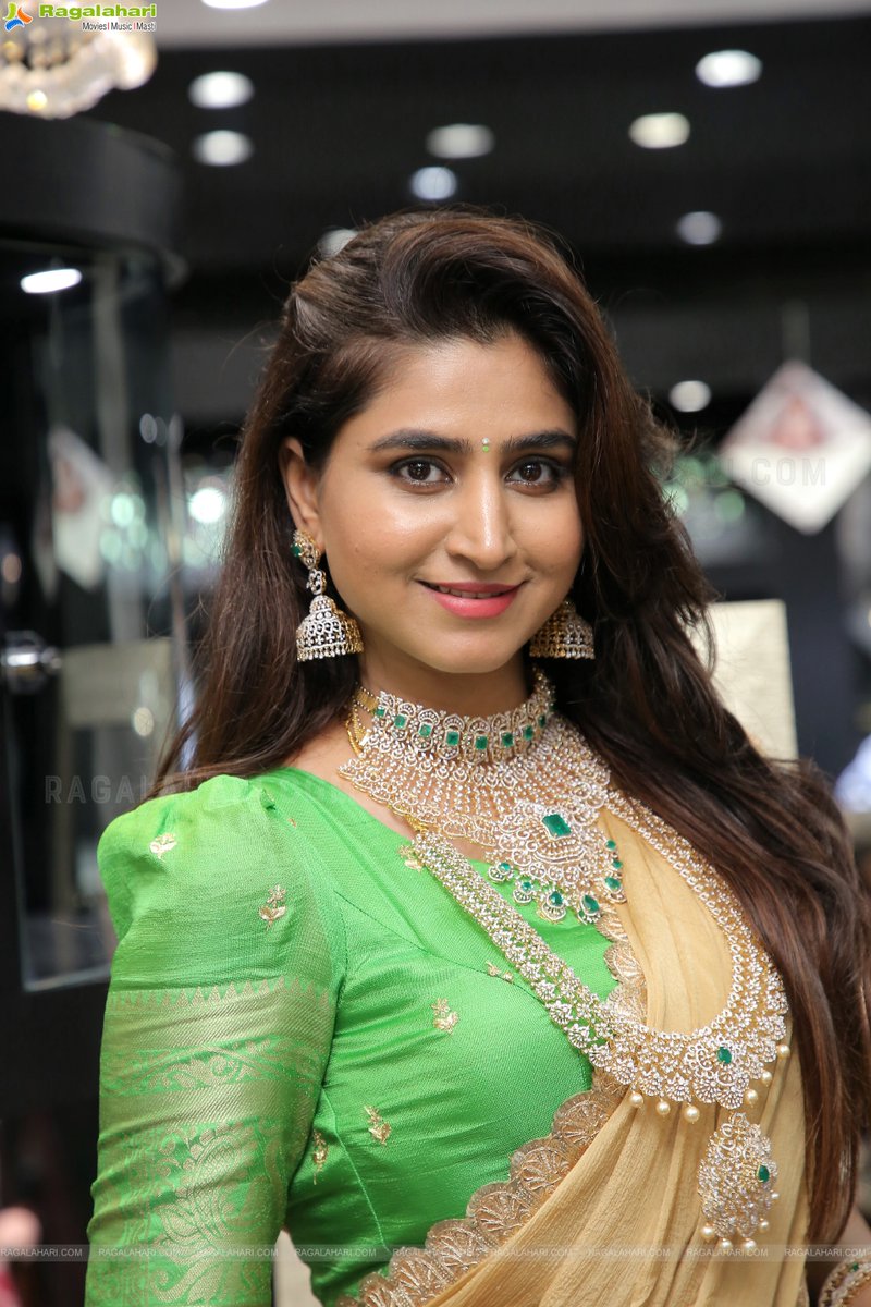 Ragalahariteam's tweet photo. Varshini Sounderajan Showcases a Collection at Manepally Jewellers Special Diwali Collection Launch 

Check it out! https://t.co/4nBPIqezgU 

#VarshiniSounderajan #Jewellery #Manepally https://t.co/G2K72E2GMm