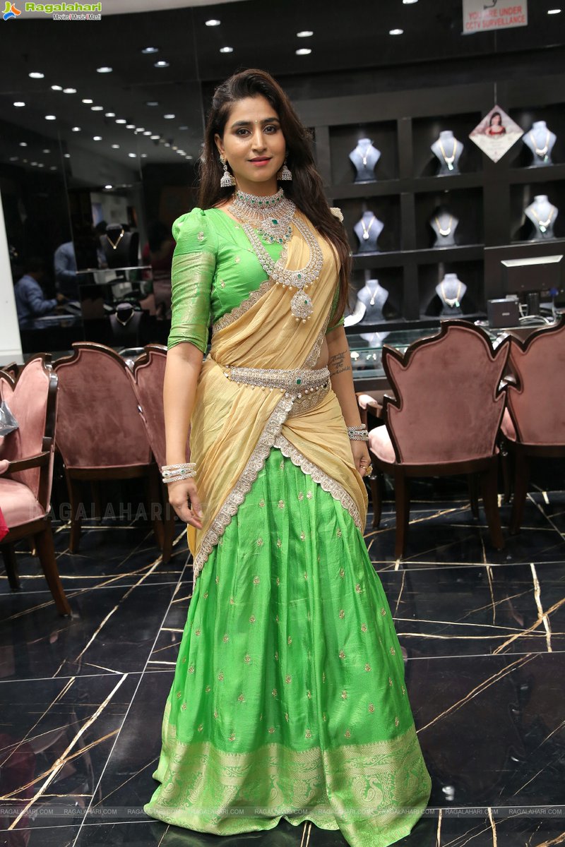 Ragalahariteam's tweet photo. Varshini Sounderajan Showcases a Collection at Manepally Jewellers Special Diwali Collection Launch 

Check it out! https://t.co/4nBPIqezgU 

#VarshiniSounderajan #Jewellery #Manepally https://t.co/G2K72E2GMm