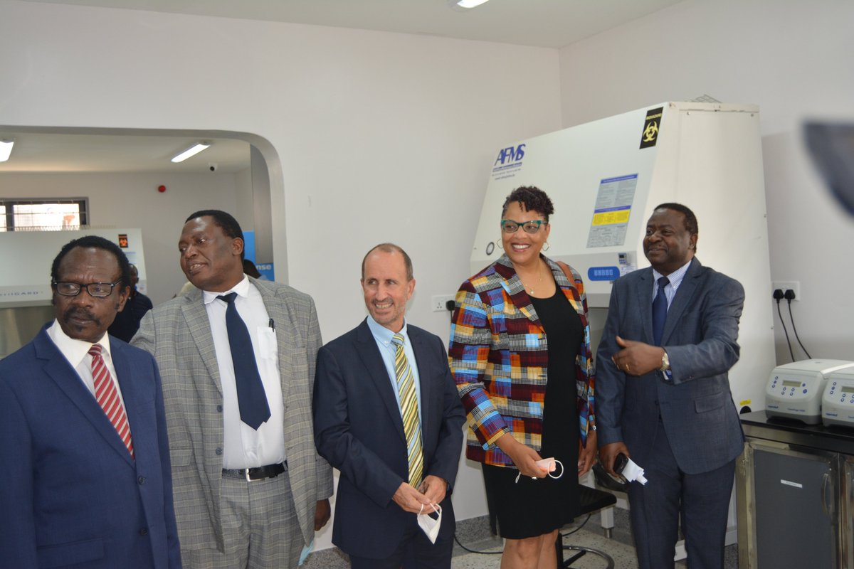 UVRIug's tweet photo. A new Virology Laboratory has been opened by UVRI in collaboration with @NIH at the campus in Entebbe. The primary focus of this research laboratory will be on vector-borne zoonotic pathogens via a “One Health” concept that incorporates human and veterinary health considerations. https://t.co/5gBrkurqED
