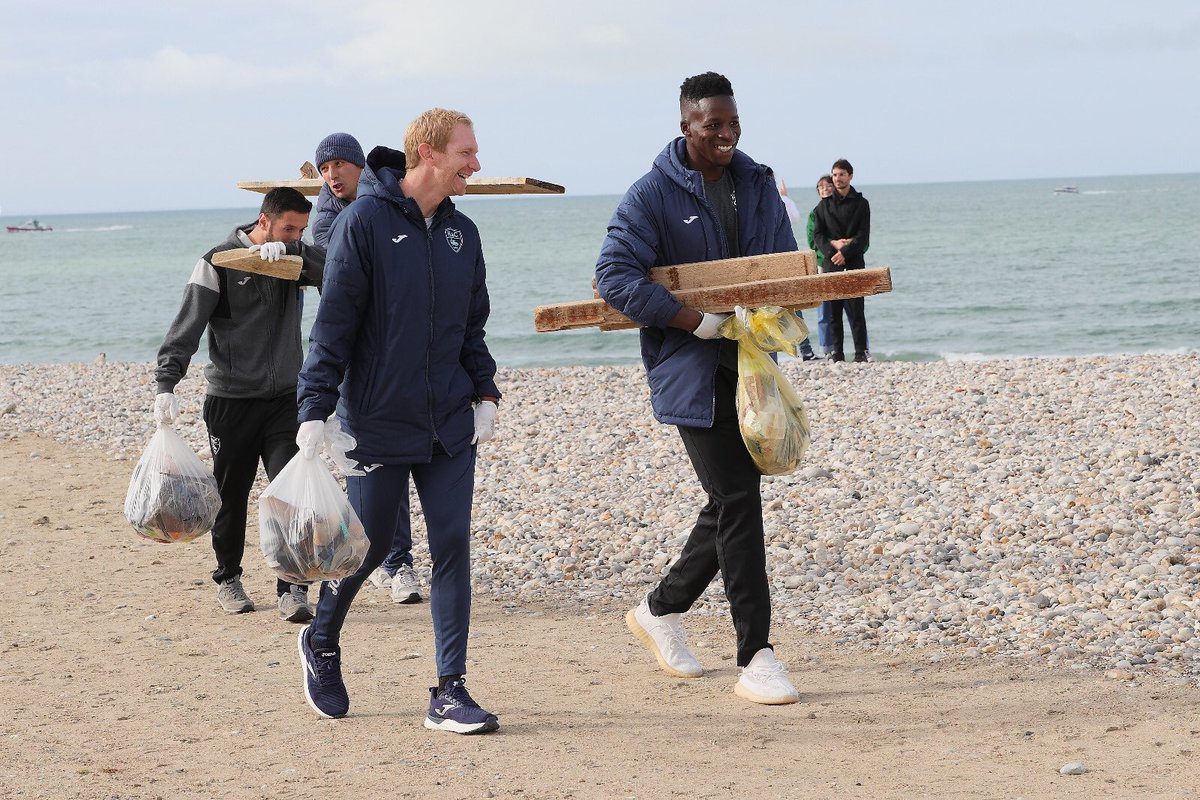 clappingmedia's tweet photo. Les joueurs, joueuses, staff et salariés du Havre AC ont nettoyé la plage de la ville dimanche dernier. 🏖 

Près de 210 kgs de déchets (bois, plastique, tout venant, verre etc) ont été ramassés. 👏🏼 https://t.co/aRnn5XlmYi