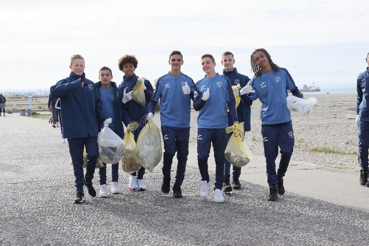 clappingmedia's tweet photo. Les joueurs, joueuses, staff et salariés du Havre AC ont nettoyé la plage de la ville dimanche dernier. 🏖 

Près de 210 kgs de déchets (bois, plastique, tout venant, verre etc) ont été ramassés. 👏🏼 https://t.co/aRnn5XlmYi