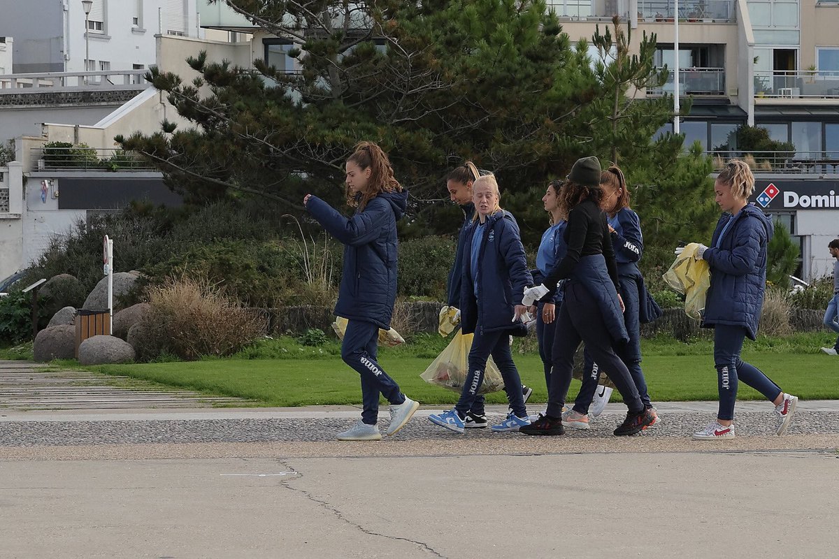 clappingmedia's tweet photo. Les joueurs, joueuses, staff et salariés du Havre AC ont nettoyé la plage de la ville dimanche dernier. 🏖 

Près de 210 kgs de déchets (bois, plastique, tout venant, verre etc) ont été ramassés. 👏🏼 https://t.co/aRnn5XlmYi
