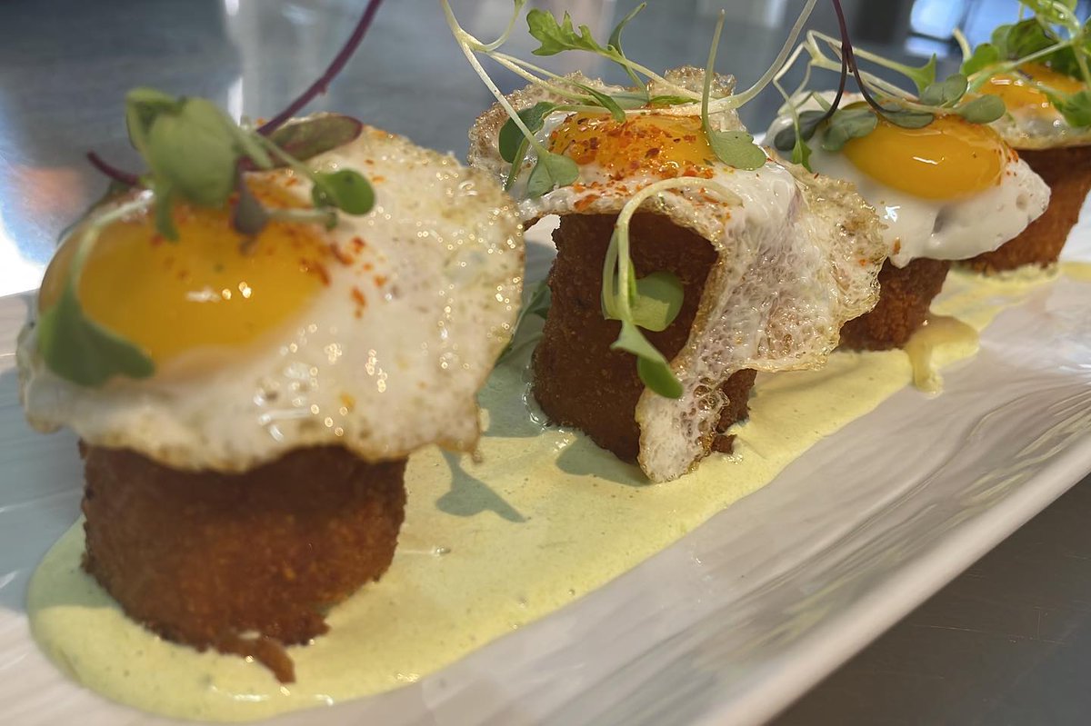 comeycallacsur's tweet photo. 😍 ¿Qué hace falta para enamorarte💘... de la gastronomía?
✅ José Berasaluce, director de @Masternam3, de la 
@univcadiz
✅ Cristina Oneto, chef Calendula #Torremolinos y 
✅ @Virlicorella, sommelier de 
@wine_veritas, lo saben muy bien, ... 💛💚💙💜
👋 Prog 64 #ComeyCallaCSUR https://t.co/o1ZTeT8mpc