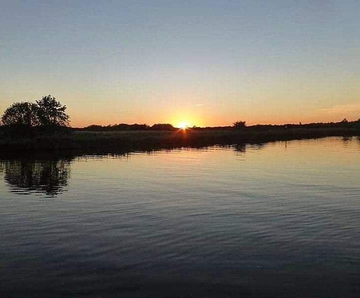 TheMeldrew's tweet photo. Sunset in the Norfolk Broads earlier in the year, spent a week on a boat, so relaxing, wish I was there now, no internet tv or radio, love it
#GeneralElectionNow
#TrussResignNow #norfolkbroads https://t.co/MlfRNeeDr0