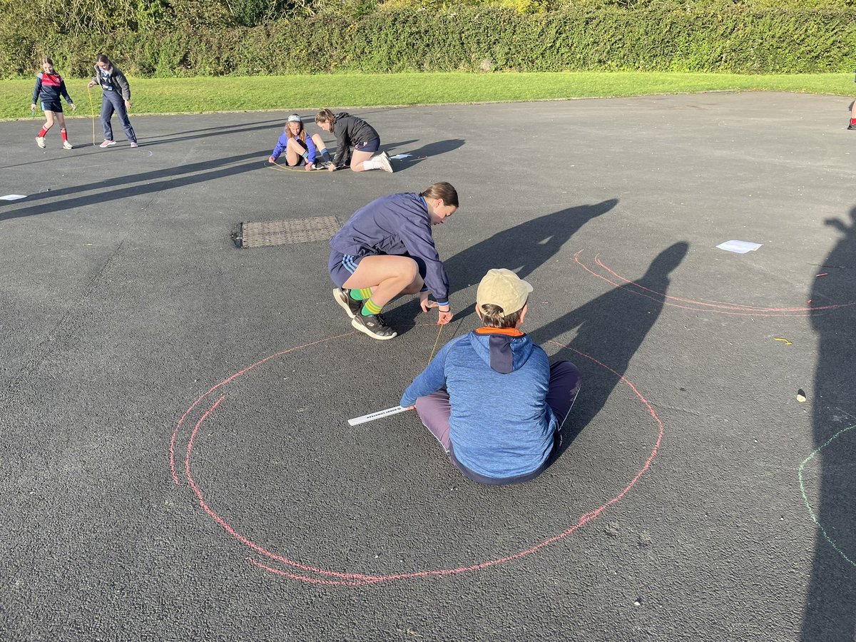 msomearasclass's tweet photo. A lovely fresh morning to be outside drawing circles with a radius of 90cm. Not as easy as it looks! ⭕️ @MilfordNS82 #mathsweek #measuring https://t.co/NNKm9DDbjh