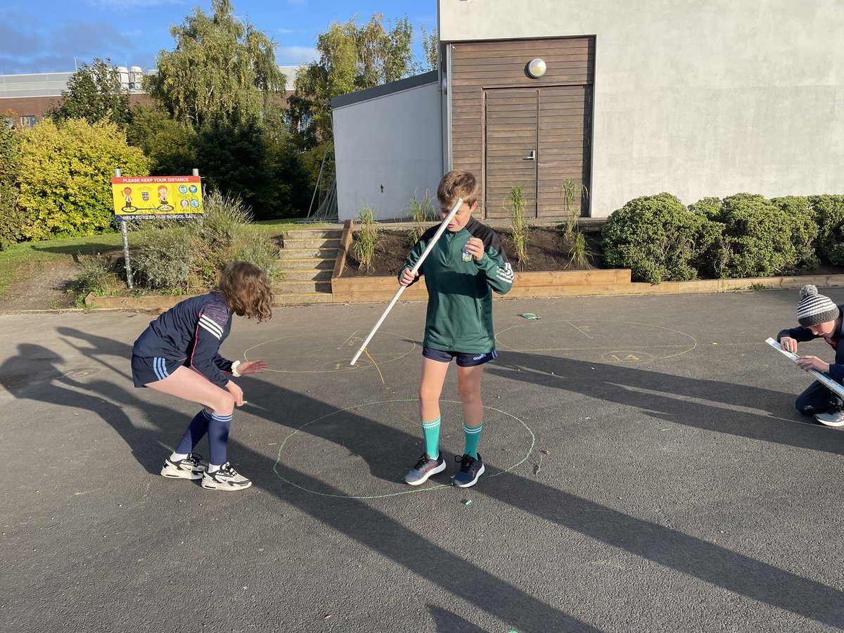 msomearasclass's tweet photo. A lovely fresh morning to be outside drawing circles with a radius of 90cm. Not as easy as it looks! ⭕️ @MilfordNS82 #mathsweek #measuring https://t.co/NNKm9DDbjh