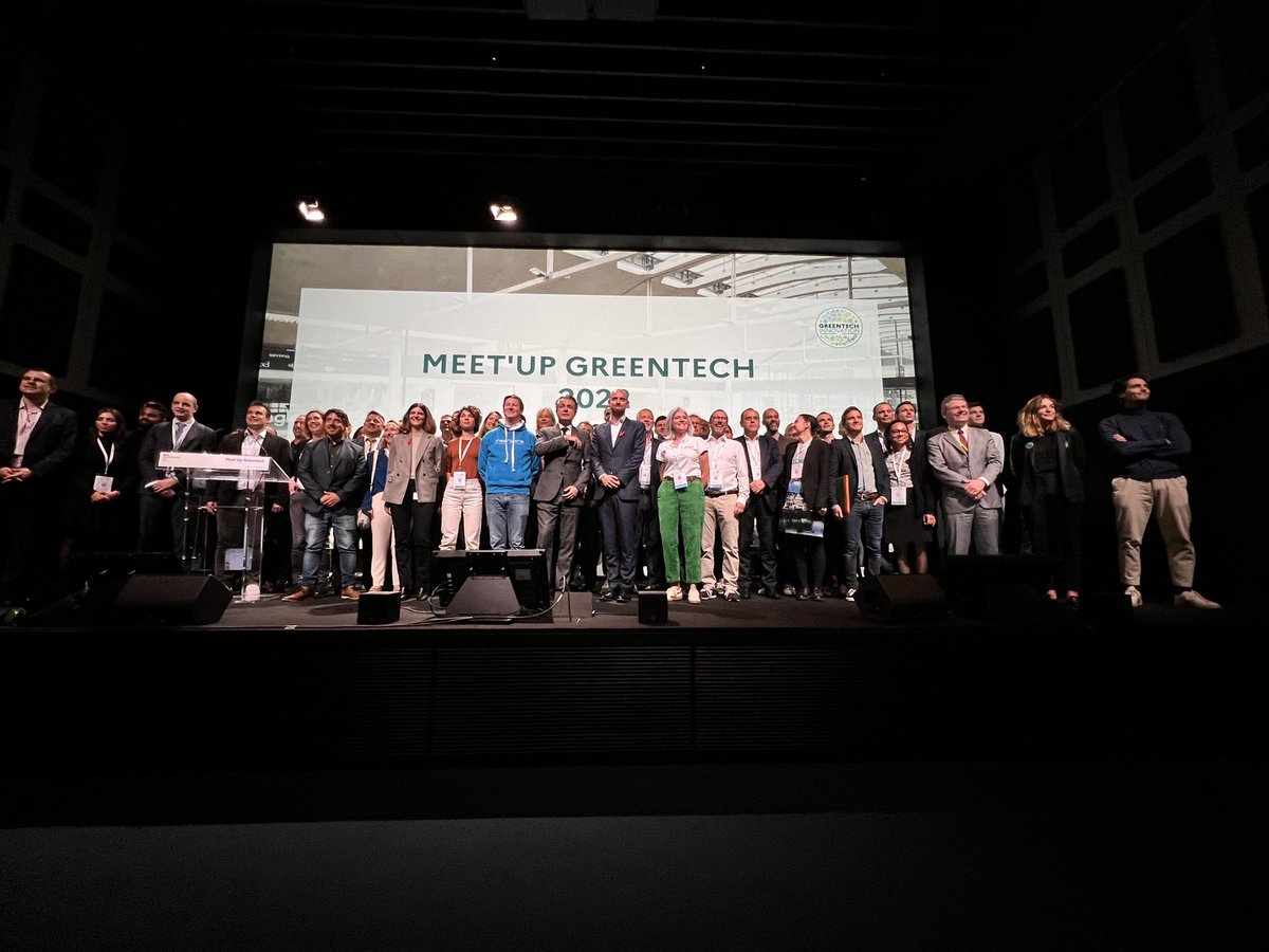 FlashTweet's tweet photo. ✅[#MeetUpGreenTech] 

Photo de famille des 46 #startups &amp; #PME labellisées par @GreentechInno cette année avec @ChristopheBechu et @jnbarrot ! 

#TransitionEcologique #TransitionEnergetique #Green #Ecologie #GreenTech #Startup https://t.co/42dZuliTel